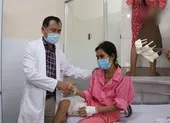 TP.HCM đề xuất tiêm vaccine đợt đầu cho nhân viên sân bay ảnh 2 Giải thoát người phụ nữ đi đâu cũng mang theo khối u 19 kg