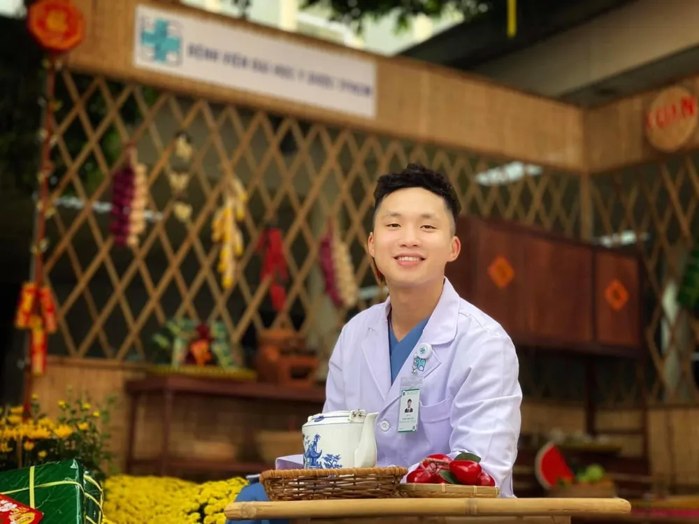 Bác sĩ trẻ cắt tóc, rạng rỡ trước khi vào tâm dịch Bắc Giang ảnh 2 Bác sĩ trẻ cắt tóc, rạng rỡ trước khi vào tâm dịch Bắc Giang ảnh 2
