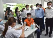 Bình Tân phát hiện 32 ca dương tính khi xét nghiệm ngoài khu phong tỏa ảnh 2 Những người cần thận trọng trong tiêm chủng vaccine COVID-19
