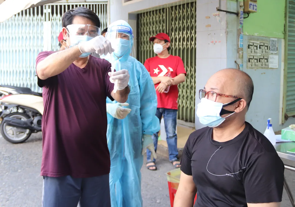 Thứ trưởng Bộ Y tế khuyến khích người dân TP.HCM tự test nhanh COVID-19 ảnh 1