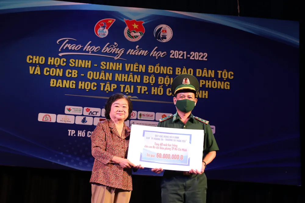Bà Trương Mỹ Hoa trao bảng tượng trưng học bổng choTrung tá Nguyễn Hùng Vương, Phó Chủ nhiệm chính trị Bộ đội biên phòng TP.HCM. Ảnh: NGUYỄN THẮM Bà Trương Mỹ Hoa trao bảng tượng trưng học bổng choTrung tá Nguyễn Hùng Vương, Phó Chủ nhiệm chính trị Bộ đội biên phòng TP.HCM. Ảnh: NGUYỄN THẮM