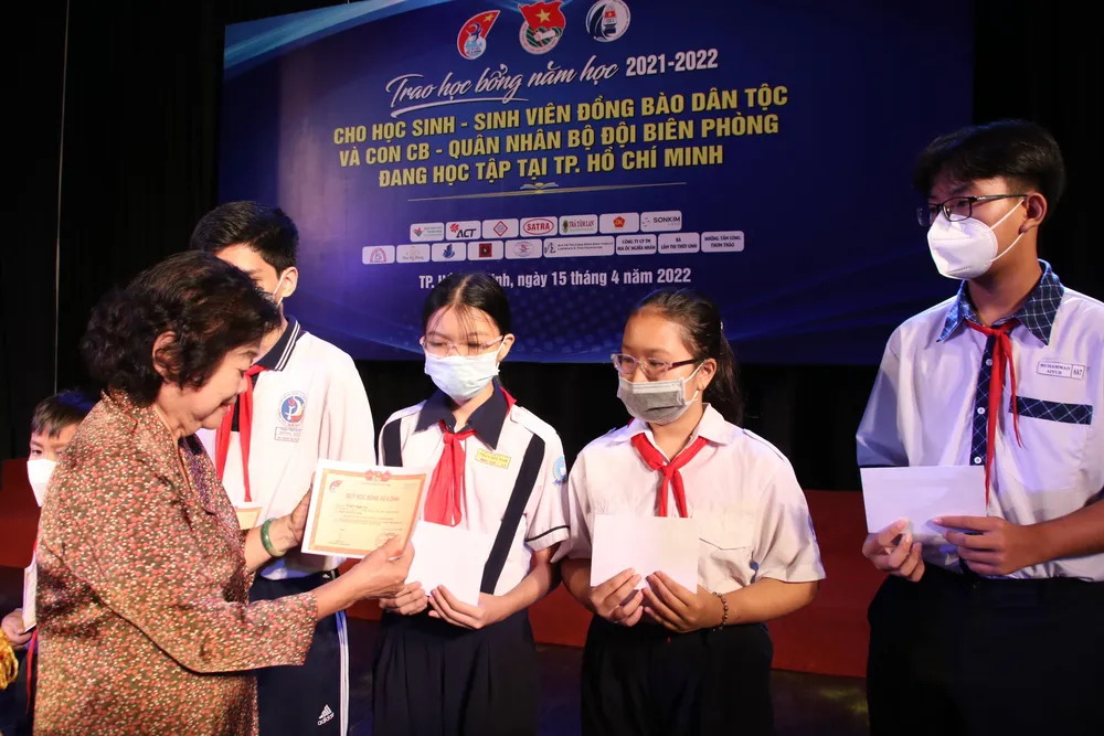 Nguyên Phó Chủ tịch nước Trương Mỹ Hoa đang trao học bổng cho học sinh dân tộc có hoàn cảnh khó khăn, hiếu học thuộc Thành đoàn TP.HCM. Ảnh: NGUYỄN THẮM Nguyên Phó Chủ tịch nước Trương Mỹ Hoa đang trao học bổng cho học sinh dân tộc có hoàn cảnh khó khăn, hiếu học thuộc Thành đoàn TP.HCM. Ảnh: NGUYỄN THẮM