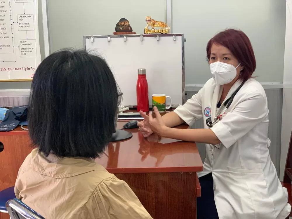 ThS-BS Doãn Uyên Vy, phụ trách phòng khám chống độc Bệnh viện Chợ Rẫy đang thăm khám lại cho nữ bệnh nhân đang điều trị nhiễm độc kim loại nặng trong thuốc nam. Ảnh: HOÀNG LAN ThS-BS Doãn Uyên Vy, phụ trách phòng khám chống độc Bệnh viện Chợ Rẫy đang thăm khám lại cho nữ bệnh nhân đang điều trị nhiễm độc kim loại nặng trong thuốc nam. Ảnh: HOÀNG LAN
