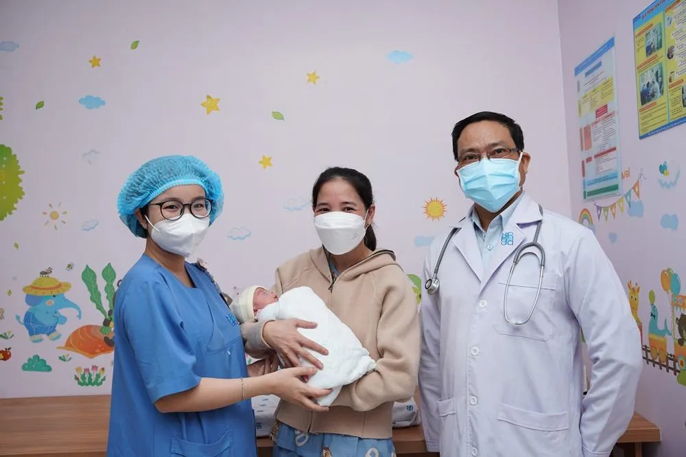 Chị K. hạnh phúc khi qua nguy kịch và đón con từ Khoa sơ sinh. Ảnh: BVCC Chị K. hạnh phúc khi qua nguy kịch và đón con từ Khoa sơ sinh. Ảnh: BVCC