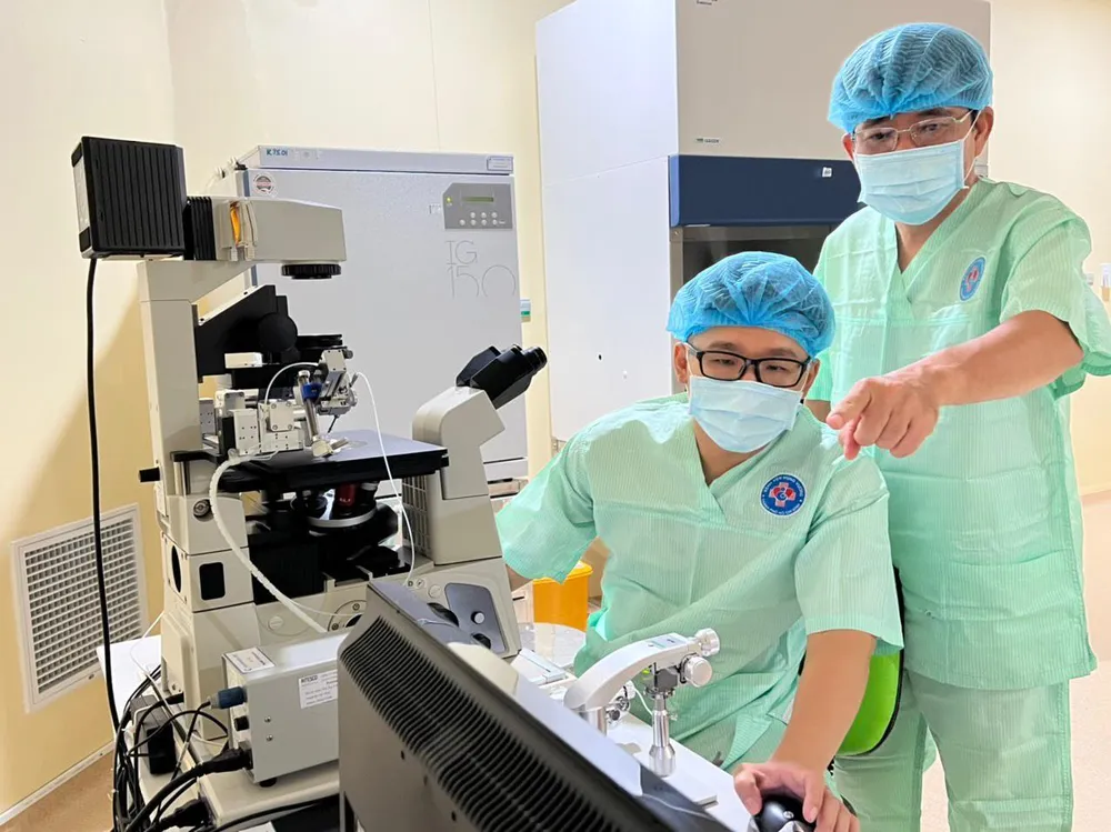 Các chuyên gia Bệnh viện Hùng Vương trong quá trình tìm tinh trùng non của người bố. Ảnh: BVCC Các chuyên gia Bệnh viện Hùng Vương trong quá trình tìm tinh trùng non của người bố. Ảnh: BVCC