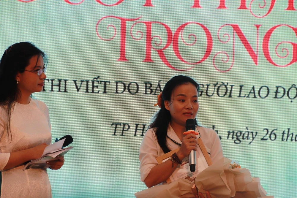 Tác giả đạt giải đặc biệt Dương Thị Thương giao lưu tại chương trình. Ảnh: HL Tác giả đạt giải đặc biệt Dương Thị Thương giao lưu tại chương trình. Ảnh: HL