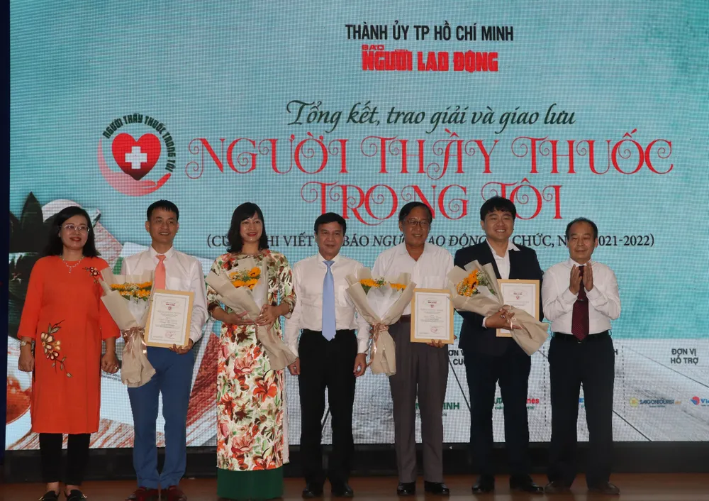 Các tác giả đạt giải khuyến khích cuộc thi viết "Người thầy thuốc trong tôi" do Báo Người Lao Động tổ chức. Ảnh: HL Các tác giả đạt giải khuyến khích cuộc thi viết "Người thầy thuốc trong tôi" do Báo Người Lao Động tổ chức. Ảnh: HL