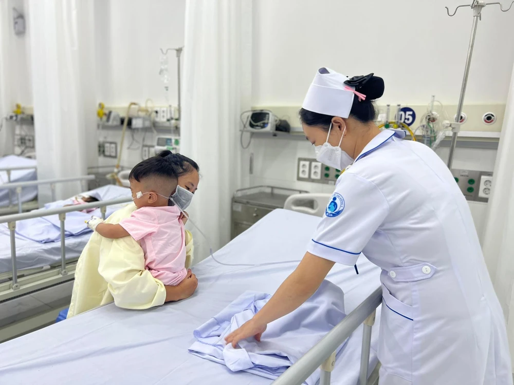 Các bệnh nhi đang chờ phẫu thuật tim ở Trung tâm tim mạch Bệnh viện Nhi đồng 1. Ảnh: NT