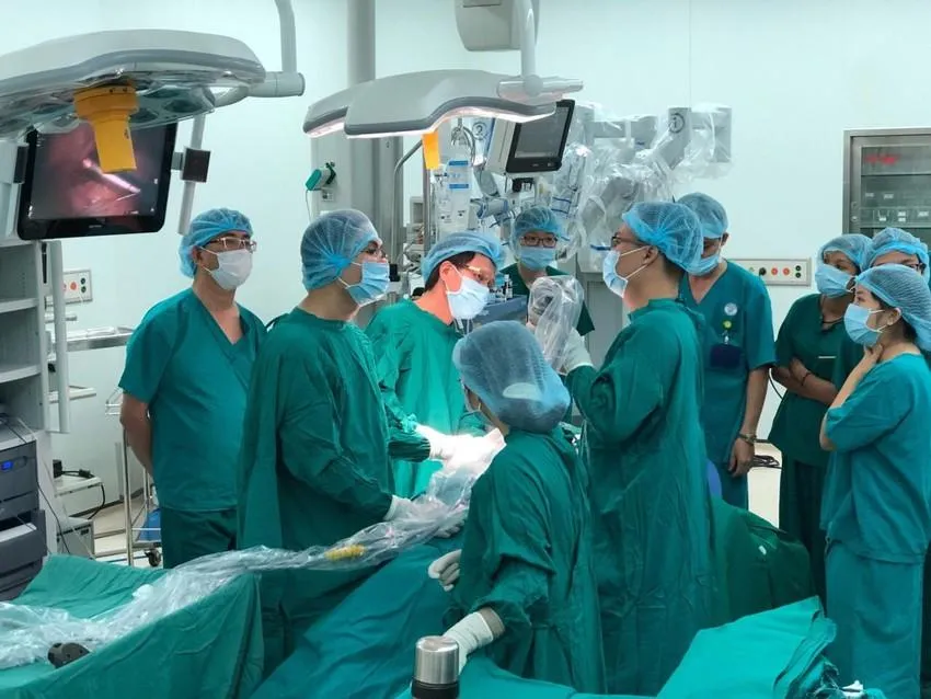 Các bác sĩ Bệnh viện Chợ Rẫy phẫu thuật bằng trang thiết bị robot hiện đại. Ảnh: HL