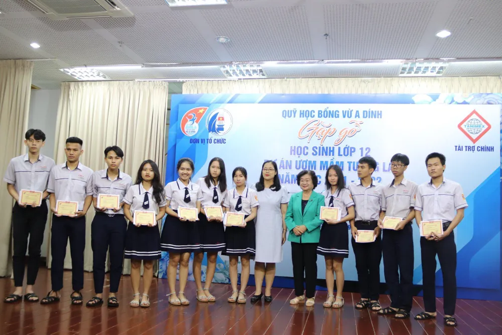 Các em học sinh thuộc dự án Ươm mầm tương lai nhận bằng khen vì có thành tích học tập tốt. Ảnh: HL