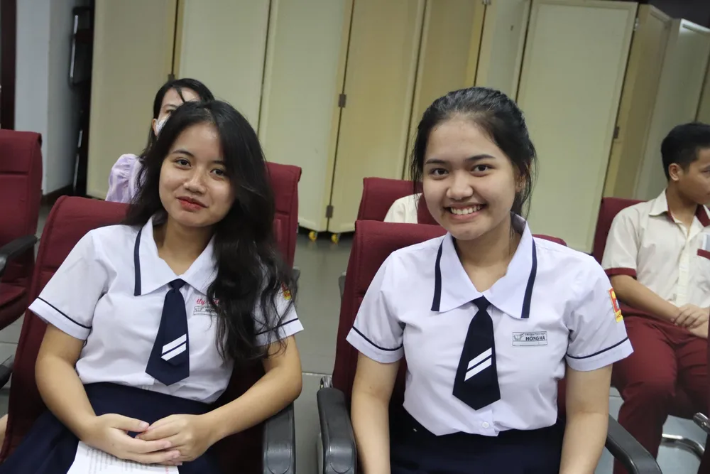 Em Y Lê Na (phải) cùng bạn tại buổi gặp mặt các em thu hưởng dự án &quot;Ươm mầm tương lai&quot;. Ảnh: HL