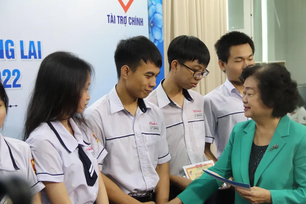 Bà Trương Mỹ Hoa trao giấy khen động viên các em cố gắng học tập và rèn luyện thành người có ích. Ảnh: HL