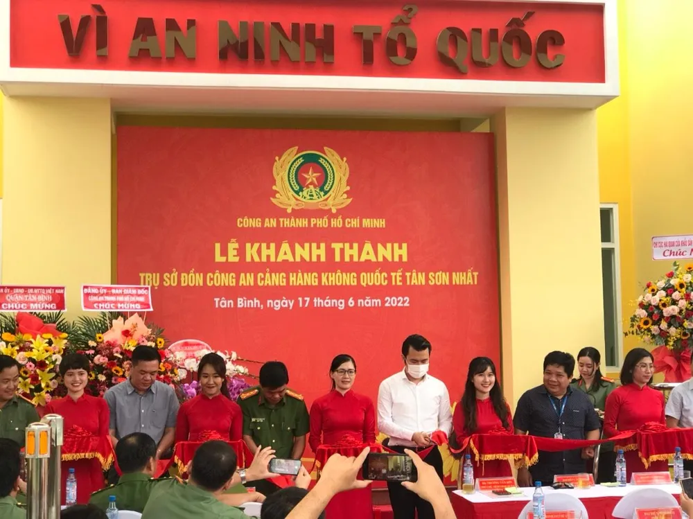 Các đại biểu cắt băng khánh thành Đồn công an Cảng hàng không quốc tế Tân Sơn Nhất. Ảnh: A. Châu Các đại biểu cắt băng khánh thành Đồn công an Cảng hàng không quốc tế Tân Sơn Nhất. Ảnh: A. Châu