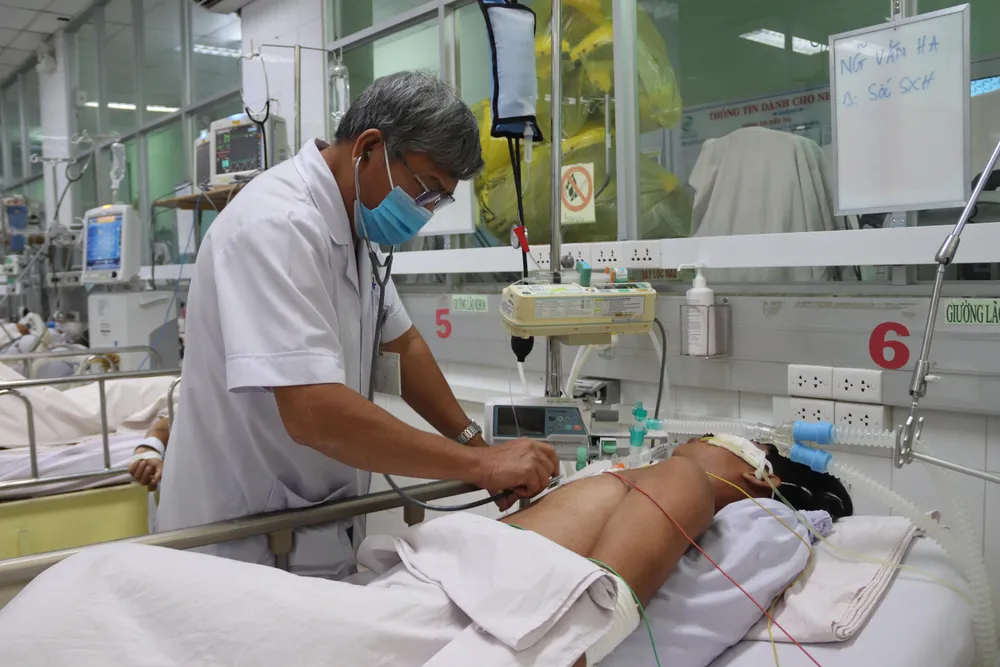 BS Nguyễn Văn Hảo đang thăm khám cho bệnh nhân sốt xuất huyết nặng. Ảnh: HL BS Nguyễn Văn Hảo đang thăm khám cho bệnh nhân sốt xuất huyết nặng. Ảnh: HL