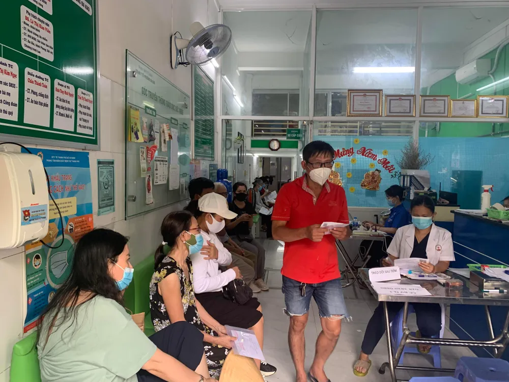 Nhiều nngười dân đến tiêm vaccine COVID-19 mũi 3, mũi 4. Ảnh: HOÀNG LAN