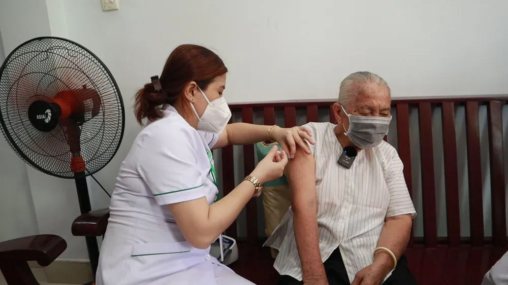 Đội tiêm vaccine của Bệnh viện Lê Văn Thịnh đến tận nhà tiêm cho người cao tuổi, đi lại khó khăn. Ảnh: HOÀNG LAN