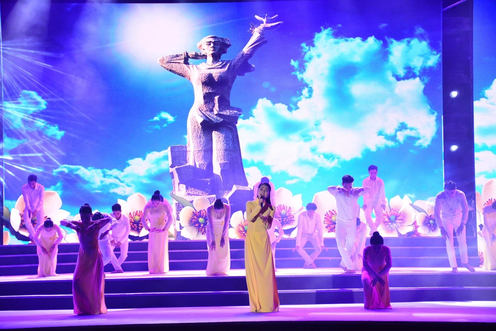 Tiết mục tưởng niệm sự hi sinh của người con đất đỏ, nữ anh hùng Võ Thị Sáu.