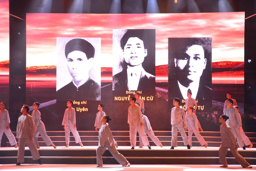 Tiết mục tưởng niệm các anh hùng liệt sĩ đã hi sinh ở Côn Đảo: Tạ Uyên, Nguyễn Văn Cừ, Ngô Gia Tự.