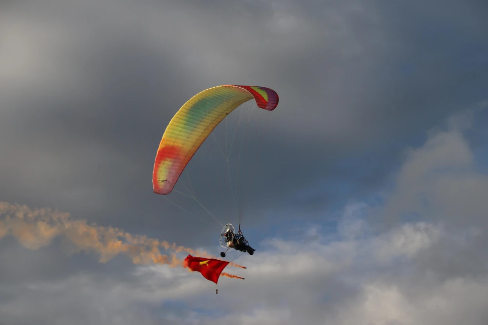 Biểu diễn dù lượn nghệ thuật.