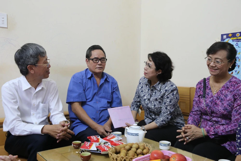 Bà Tô Thị Bích Châu thăm hỏi ông Nguyễn Đình Bá, thương binh 1/4, khu dân cư số 7.