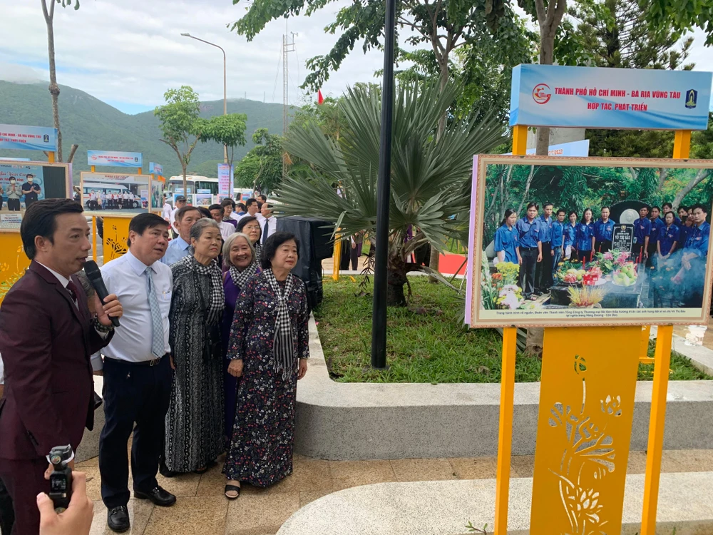 Các đại biểu tham quan triển lãm tranh.