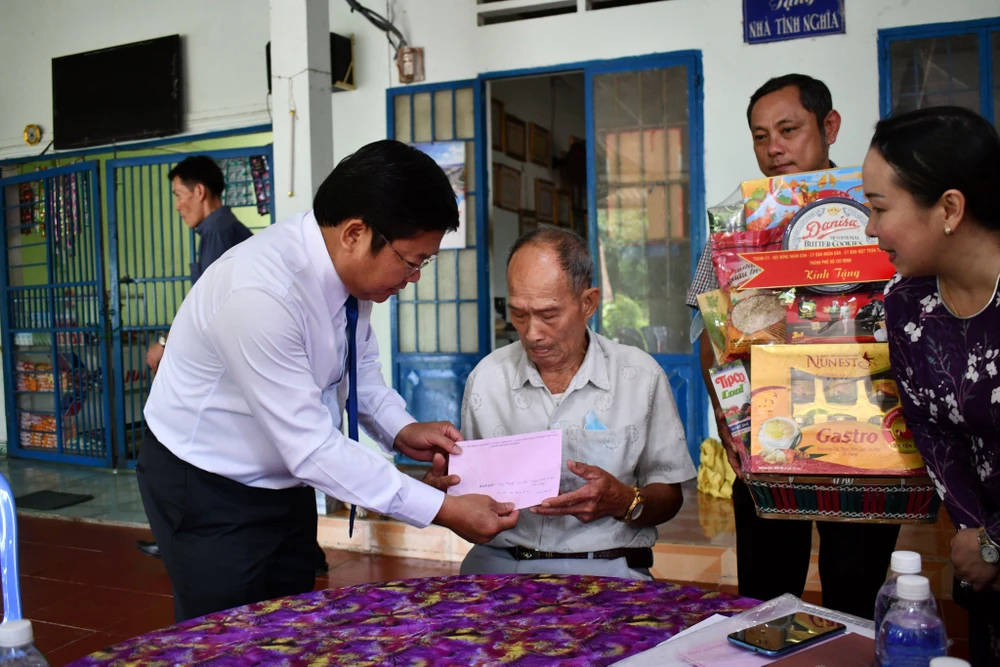 Ông Lê Văn Thinh, Giám đốc Sở LĐ-TB&amp;XH TP.HCM thăm ông Nguyễn Văn Ước, người hoạt động kháng chiến bị địch bắt tù đày.