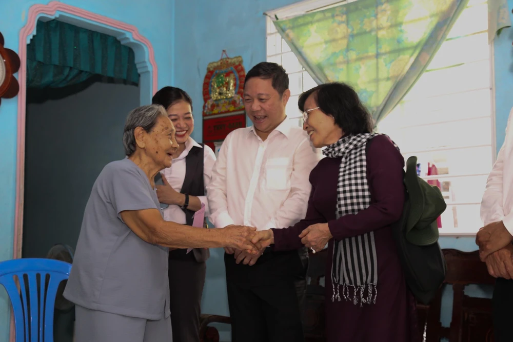 Phó Chủ tịch UBND TP Dương Anh Đức thăm hỏi bà Dương Thị Dễ, mẹ liệt sĩ tại Khu dân cư số 5.