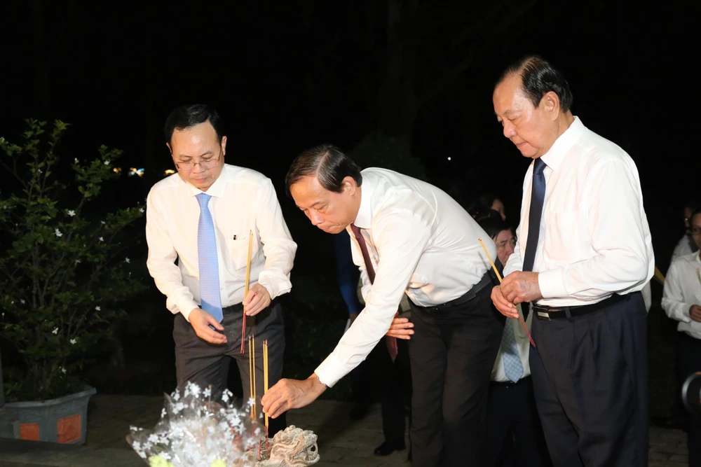 Phó Bí thư Thành ủy TP.HCM Nguyễn Văn Hiếu (trái) cùng đoàn đại biểu viếng mộ các anh hùng liệt sĩ.