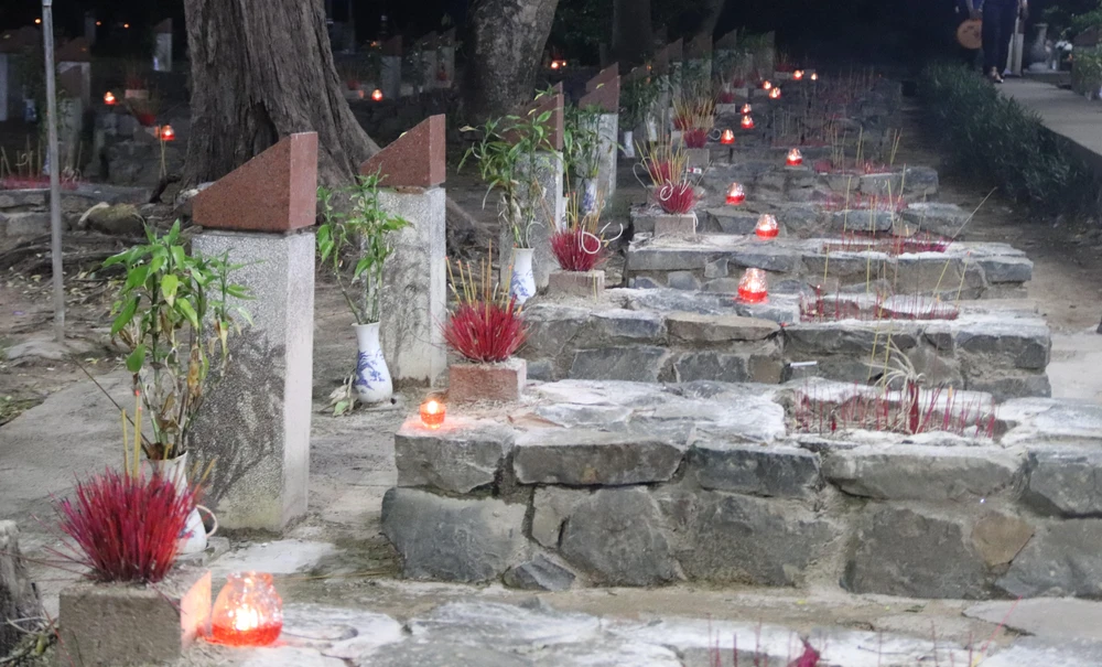 Hàng trăm ngôi mộ được thắp nến.