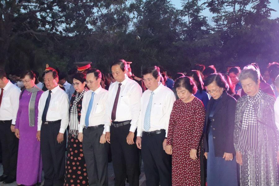 Các đại biểu dành một phút mặc niệm các anh hùng liệt sĩ tại Nghĩa trang Hàng Dương.