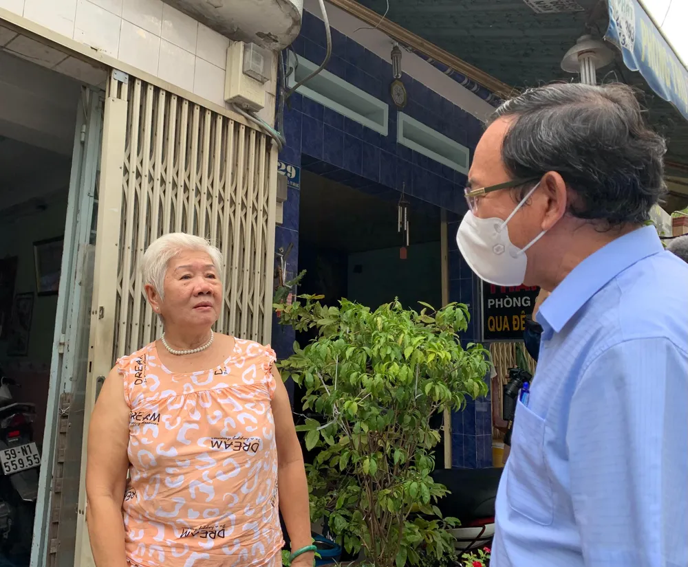 Bí thư Nguyễn Văn Nên hỏi thăm một người dân sống trên đường Đỗ Năng Tế, phường An Lạc A, quận Bình Tân về việc có được tuyên truyền phòng chống sốt xuất huyết. Ảnh: HOÀNG LAN Bí thư Nguyễn Văn Nên hỏi thăm một người dân sống trên đường Đỗ Năng Tế, phường An Lạc A, quận Bình Tân về việc có được tuyên truyền phòng chống sốt xuất huyết. Ảnh: HOÀNG LAN