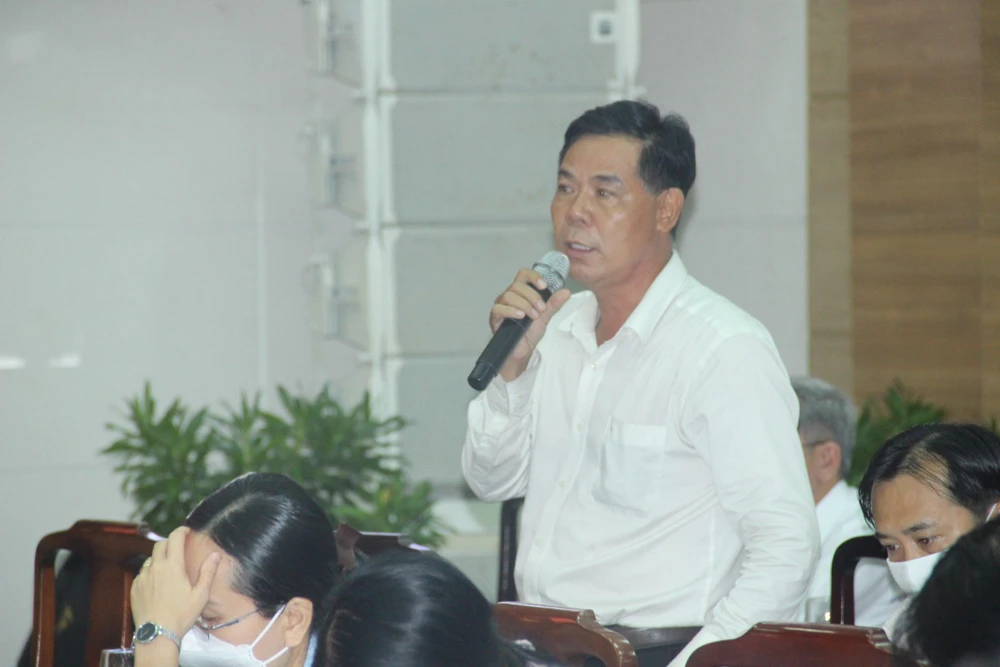 BS Trương Đình Nhẫn nêu nhiều khó khăn do khó tuyển được nhân viên y tế cơ sở. Ảnh: LÊ THOA