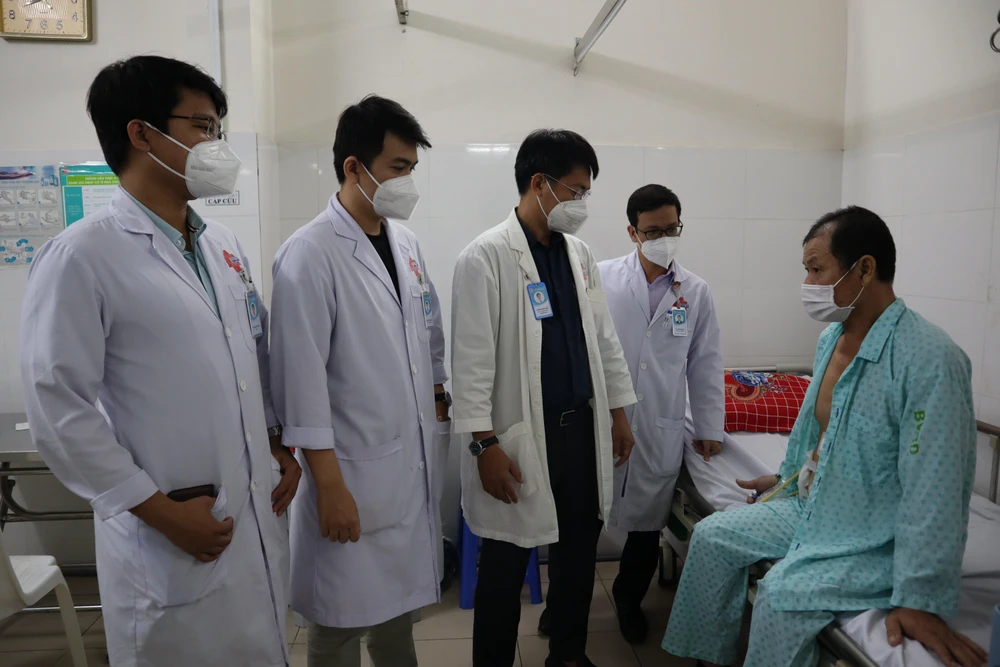 Bệnh nhân được các bác sĩ thăm hỏi sau ca phẫu thuật vỡ túi mật hi hữu. Ảnh: BVCC Bệnh nhân được các bác sĩ thăm hỏi sau ca phẫu thuật vỡ túi mật hi hữu. Ảnh: BVCC