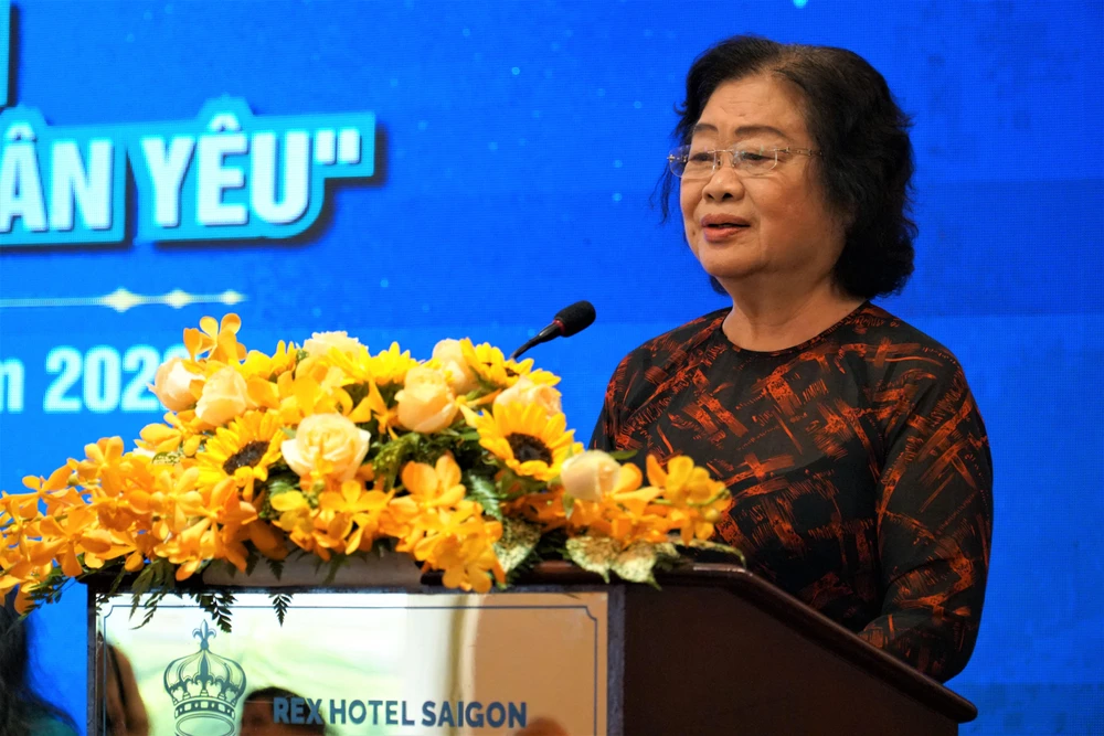 Bà Trương Mỹ Hoa chia sẻ hành trình 10 năm nối biển và bờ là hành trình của kết nối yêu thương và trách nhiệm. Ảnh: BẢO PHƯƠNG