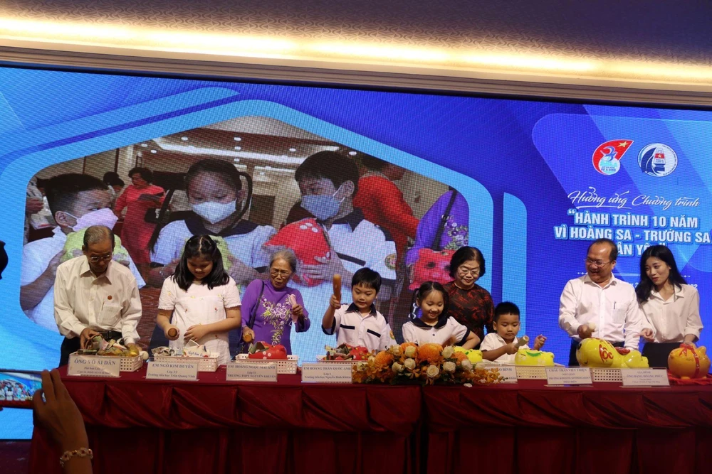 Các gia đình, đơn vị, thiếu nhi hội thu heo đất tiết kiệm để đóng góp trực tiếp tại chương trình. Ảnh: HOÀNG LAN