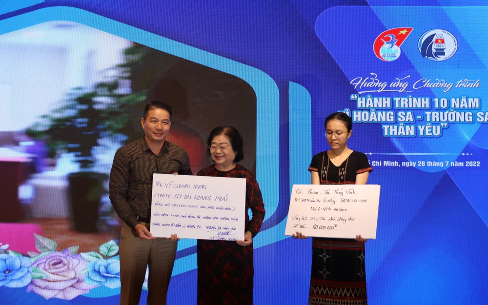 Nhiều cá nhân, đơn vị ủng hộ các hoạt động kỷ niệm "Hành trình 10 năm vì Hoàng Sa - Trường Sa thân yêu". Ảnh: HOÀNG LAN