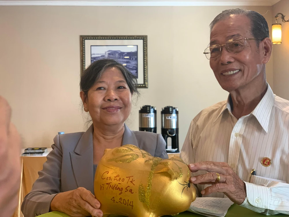 Ông Võ Ái Dân, Phó ban liên lạc cựu tù chính trị TP.HCM cùng vợ hưởng ứng nuôi heo đất ủng hộ cho Trường Sa. Ảnh: HOÀNG LAN