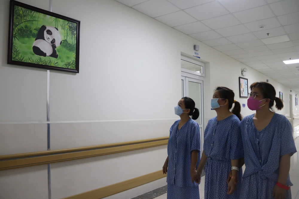 Các bệnh nhân đang chiêm ngưỡng một bức tranh. Ảnh: HOÀNG LAN