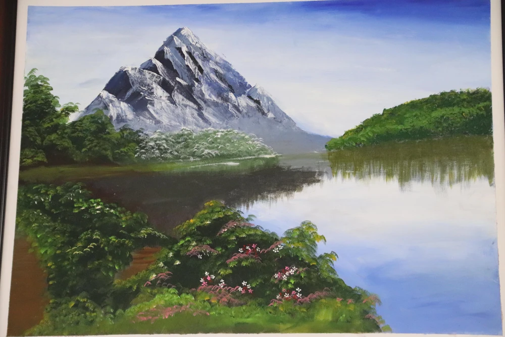 Các bức vẽ đem lại cảm giác mát mẻ, thư giãn cho khoa bệnh. Ảnh: HOÀNG LAN