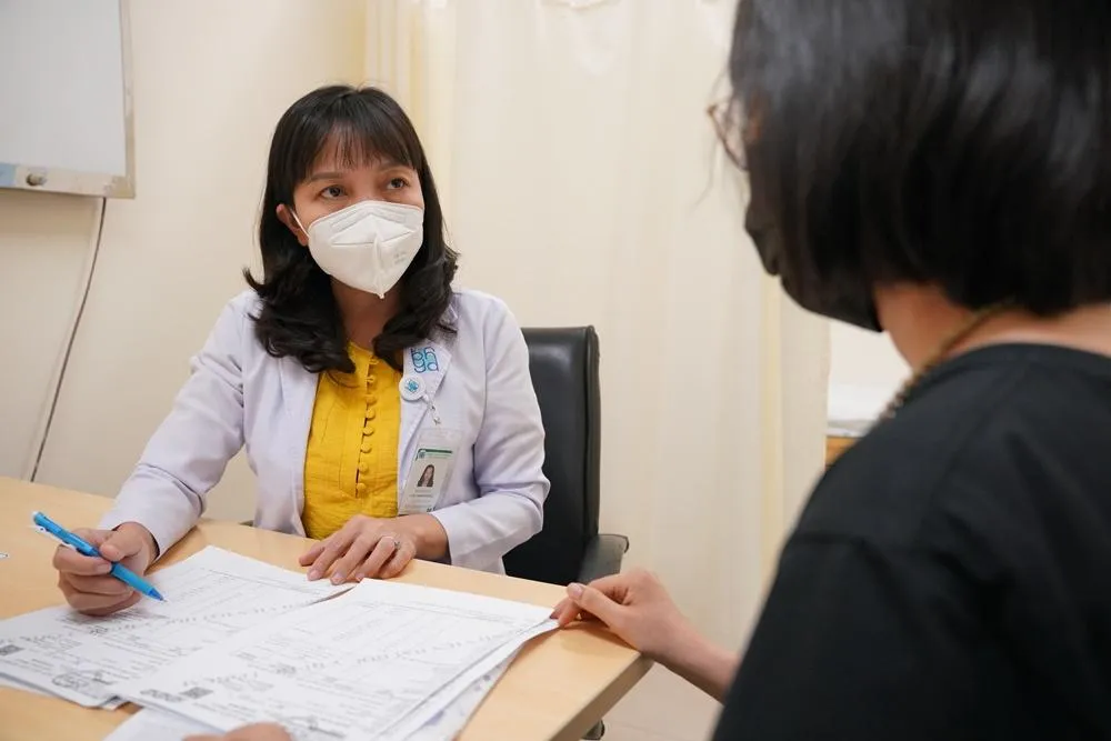 TS-BS Cao Thanh Ngọc tư vấn điều trị cho người bệnh. Ảnh: BVCC TS-BS Cao Thanh Ngọc tư vấn điều trị cho người bệnh. Ảnh: BVCC