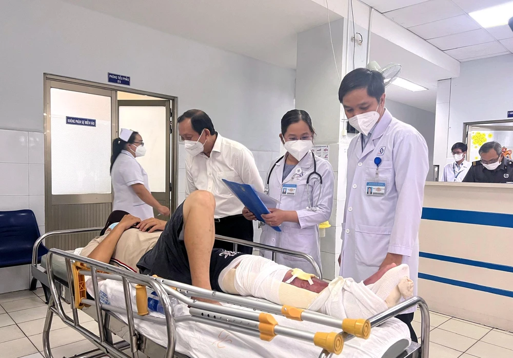 Lãnh đạo Sở Y tế TP.HCM thăm hỏi người bệnh điều trị tại Khoa cấp cứu Bệnh viện Nhân dân Gia Định. Ảnh: BVCC