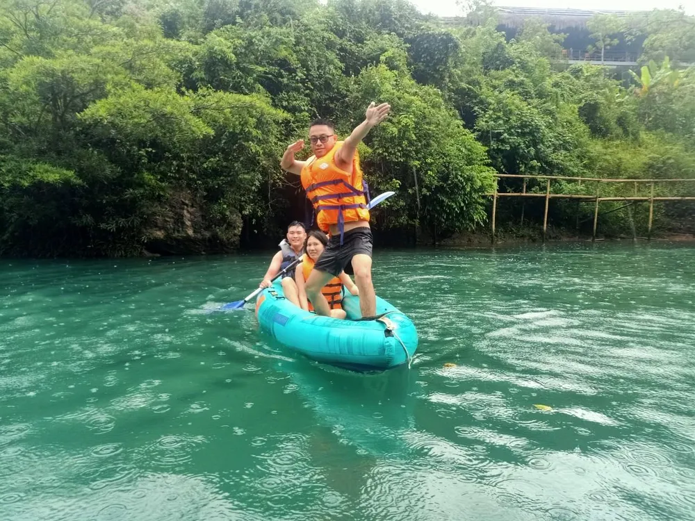 Trải nghiệm chèo thuyền trên sông Chày khá thú vị. Ảnh: NHƯ QUỲNH Trải nghiệm chèo thuyền trên sông Chày khá thú vị. Ảnh: NHƯ QUỲNH