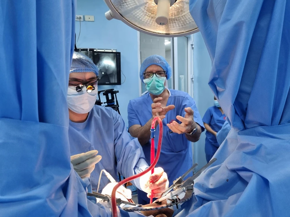 GS Joel Gelman hướng dẫn bác sĩ Bệnh viện Bình Dân trong phòng mổ. Ảnh: BVCC