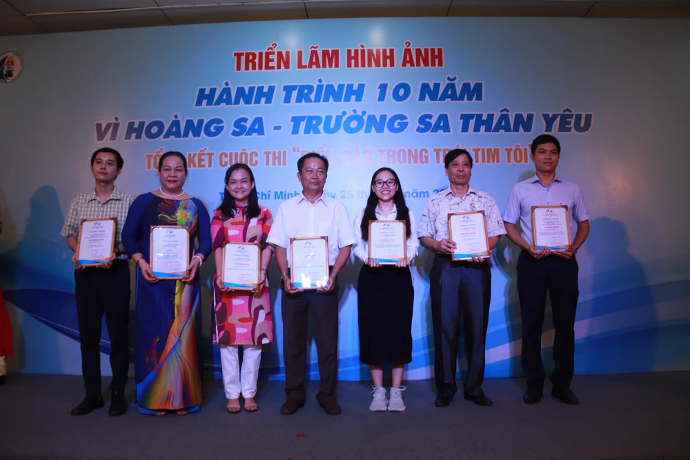 Các tác giả tham gia cuộc thi viết với chủ đề "Biển, đảo trong trái tim tôi" nhận giải. Ảnh: HL