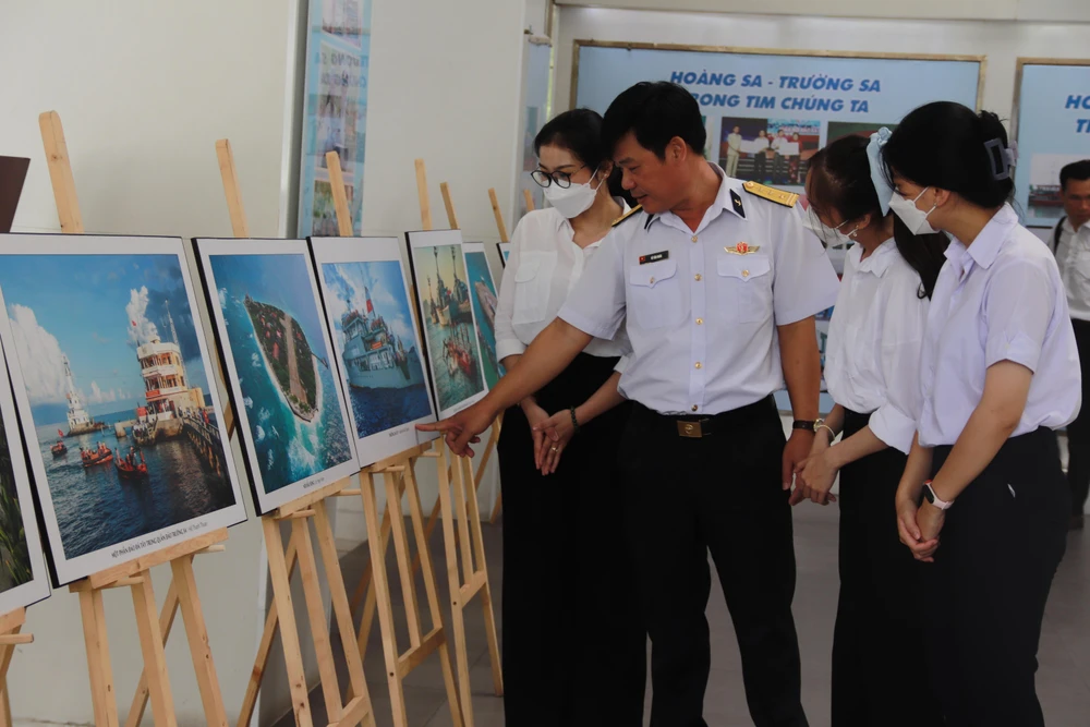 Triển lãm hình ảnh “Hành trình 10 năm Vì Hoàng Sa – Trường Sa thân yêu” khai mạch từ ngày 25-8. Ảnh: HL