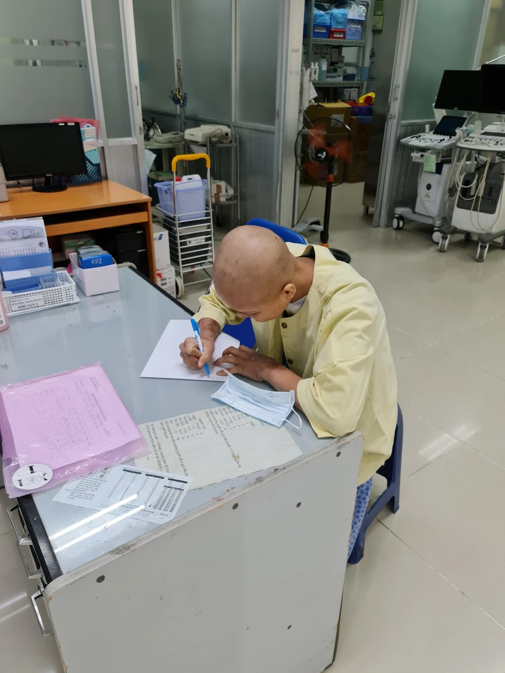 Tr. viết thư cảm ơn gửi các y bác sĩ Bệnh viện Từ Dũ. Ảnh: BVCC