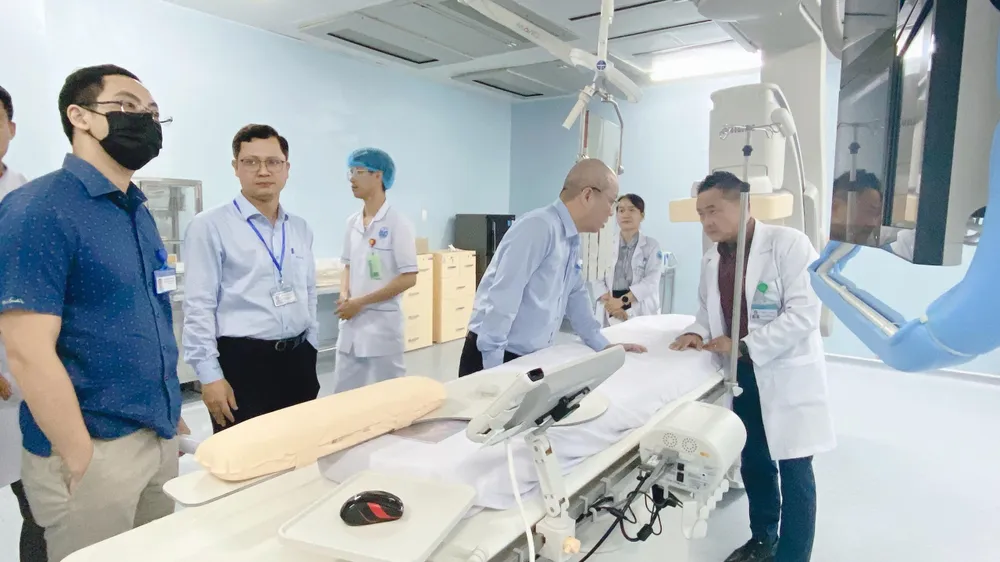 Đoàn chuyên gia của Sở Y tế TP.HCM thẩm định kỹ thuật can thiệp tim mạch tại Bệnh viện huyện Bình Chánh. Ảnh: BVCC