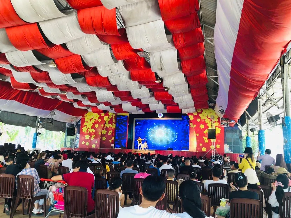 Không đi chơi lễ 2-9 xa, người dân dồn về Đầm Sen, Thảo cầm viên Sài Gòn ảnh 1 Không đi chơi lễ 2-9 xa, người dân dồn về Đầm Sen, Thảo cầm viên Sài Gòn ảnh 1