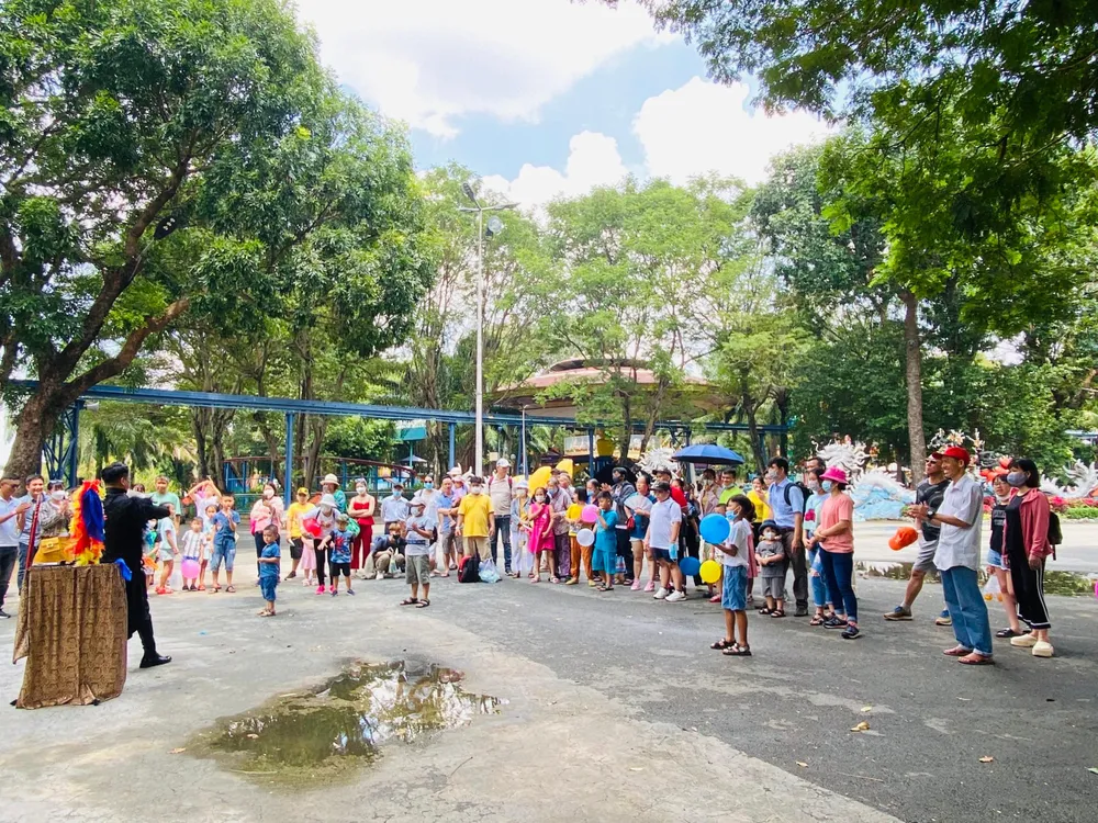 Nhiều phụ huynh cùng con vui chơi tại Đầm Sen vào ngày 1-9. Ảnh: THẢO PHƯƠNG Nhiều phụ huynh cùng con vui chơi tại Đầm Sen vào ngày 1-9. Ảnh: THẢO PHƯƠNG