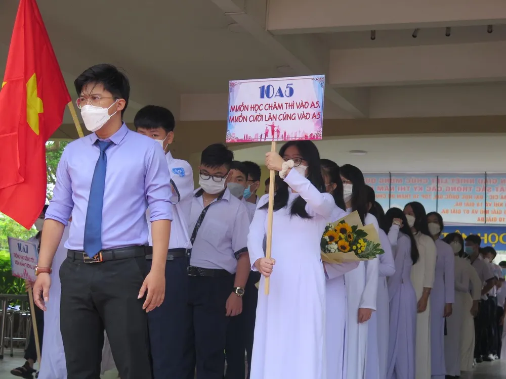 Những câu khẩu hiệu &quot;chất như nước cất&quot; của các em học sinh trường THPT Trần Văn Giàu. Ảnh: PHẠM ANH